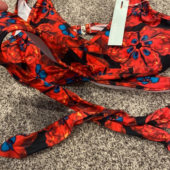 NWT dressfo size 6 two piece bikini 💕 beautiful vibrant, red and blue flowers - Picture 12 of 17